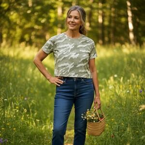 Old Navy Women's XS Camo Crop Top T-Shirt Green White Abstract Camouflage Short